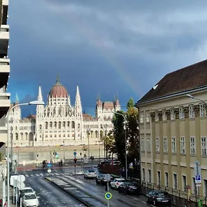  Apartment Parliament View